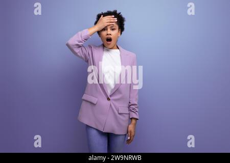 Die junge, kluge hispanische Brünette-Anführerin mit lockigem Haar in einer Jacke erinnerte sich an etwas und Sorgen Stockfoto