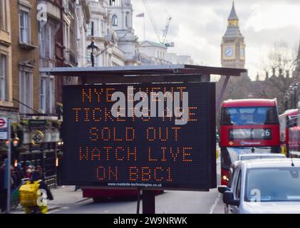 London, Großbritannien. Dezember 2023. Ein Schild in Whitehall zeigt eine Nachricht an, dass die Tickets für das Silvesterfeuerwerk ausverkauft sind. Quelle: Vuk Valcic/Alamy Live News Stockfoto