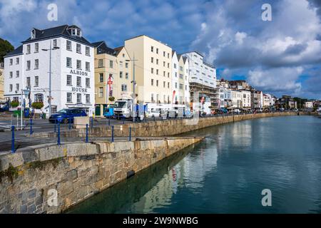 Albion House Tavern und Gebäude an der North Esplanade neben Victoria Marina in St. Peter Port, Guernsey, Kanalinseln Stockfoto