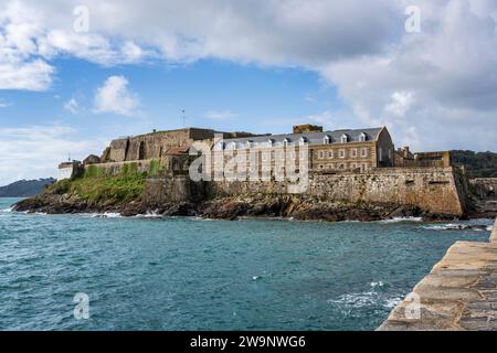 Castle Cornet von Castle Breakwater in St. Peter Port, Guernsey, Kanalinseln Stockfoto