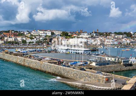 Blick auf den Hafen von St. Peter und die Stadt vom Castle Cornet in St. Peter Port, Guernsey, Kanalinseln Stockfoto