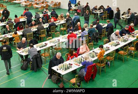 Hastings, Großbritannien. Dezember 2023. Spieler an ihren Tischen während des Caplin Hastings International Chess Congress im Horntye Park, Hastings, East Sussex, Großbritannien. Quelle: LFP/Alamy Live News Stockfoto