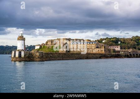 Blick am frühen Morgen auf Castle Breakwater Lighthouse und Castle Cornet vom Hafen St. Peter Port, St. Peter Port, Guernsey, Kanalinseln Stockfoto