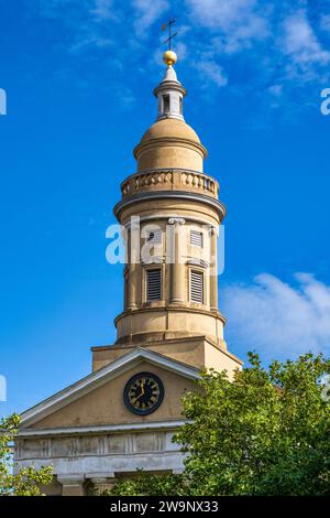 Uhr und Glockenturm der ehemaligen St. James-the-less-Kirche, heute die St. James Konzert- und Versammlungshalle in St. Peter Port, Guernsey, Kanalinseln Stockfoto