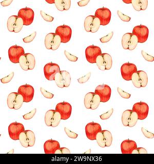 Nahtloses Aquarellmuster. Rote, reife Äpfel, ein halber Apfel mit Samen und Scheiben, handgezeichnet in Aquarell auf weißem Hintergrund. Stockfoto