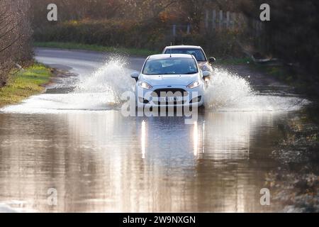 Ein Auto beim Trinken durch Hochwasser in Fairburn ings in North Yorkshire, Großbritannien Stockfoto