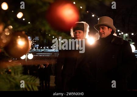 Moskau, Russland. Dezember 2023. Schauspieler und Teilnehmer in Kostümen von Moskauer Adligen des 19. Jahrhunderts nehmen an der Eröffnung des Neujahrs- und Weihnachtsfestes "Moskauer Estates" Teil. Winter in Moskau, Russland. Das Festival findet vom 22. Dezember bis zum 08. Januar 2024 an 15 Orten in Moskau statt. Es umfasst mehr als 400 Veranstaltungen, Neujahrs- und Weihnachtsbällen, Kindervorführungen, Vorträge, Folklore-Feste, Quests, und Teepartys Stockfoto