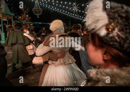 Moskau, Russland. Dezember 2023. Schauspieler und Teilnehmer in Kostümen von Moskauer Adligen des 19. Jahrhunderts nehmen an der Eröffnung des Neujahrs- und Weihnachtsfestes "Moskauer Estates" Teil. Winter in Moskau, Russland. Das Festival findet vom 22. Dezember bis zum 08. Januar 2024 an 15 Orten in Moskau statt. Es umfasst mehr als 400 Veranstaltungen, Neujahrs- und Weihnachtsbällen, Kindervorführungen, Vorträge, Folklore-Feste, Quests, und Teepartys Stockfoto