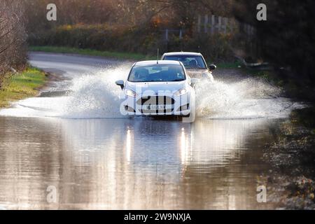 Ein Auto beim Trinken durch Hochwasser in Fairburn ings in North Yorkshire, Großbritannien Stockfoto