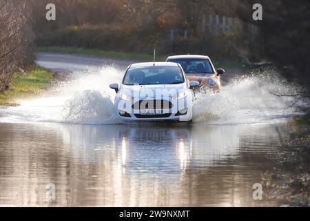 Ein Auto beim Trinken durch Hochwasser in Fairburn ings in North Yorkshire, Großbritannien Stockfoto