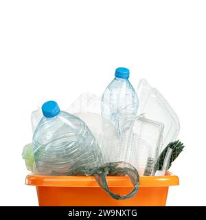 Plastikmüll in einem Eimer, der für das Recycling ausgewählt wurde, auf hellem Hintergrund Stockfoto