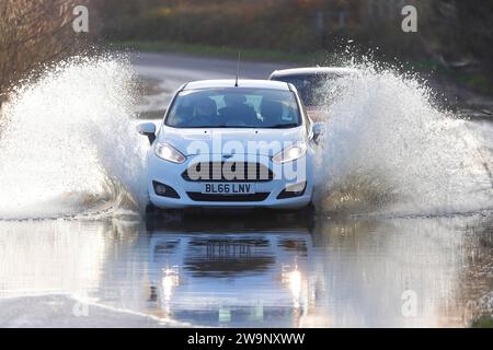 Ein Auto beim Trinken durch Hochwasser in Fairburn ings in North Yorkshire, Großbritannien Stockfoto