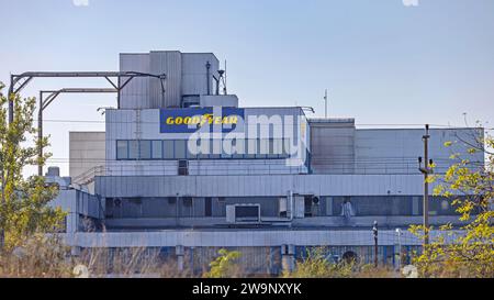 Krusevac, Serbien - 12. Oktober 2023: Goodyear Rubber Products Supplier Cooper Tires Big Factory Building. Stockfoto