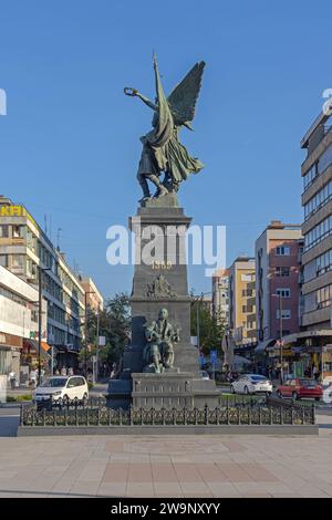 Krusevac, Serbien - 12. Oktober 2023: Denkmal für Kosovo Helden Stadtsymbol am Hauptplatz Herbsttag. Stockfoto
