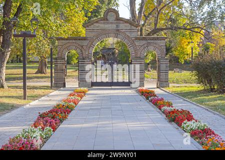 Krusevac, Serbien - 12. Oktober 2023: Weg zum Lazaric Gate zur Kirche Lazarica am Herbsttag in der Altstadt. Stockfoto