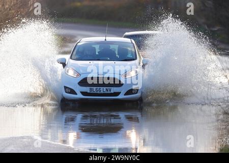 Ein Auto beim Trinken durch Hochwasser in Fairburn ings in North Yorkshire, Großbritannien Stockfoto