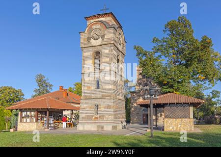 Krusevac, Serbien - 12. Oktober 2023: Glockenturm Lazarica Serbisch-orthodoxe Kirche sonniger Herbsttag in der Altstadt. Stockfoto