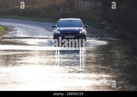 Ein Auto beim Trinken durch Hochwasser in Fairburn ings in North Yorkshire, Großbritannien Stockfoto