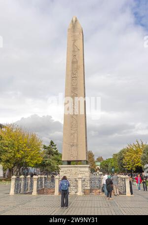 Istanbul, Türkei - 18. Oktober 2023: Obelisk der Theodosius-Säule am Hippodrom Historic Landmark. Stockfoto