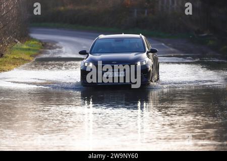 Ein Auto beim Trinken durch Hochwasser in Fairburn ings in North Yorkshire, Großbritannien Stockfoto