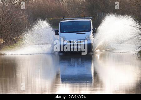 Ein Auto beim Trinken durch Hochwasser in Fairburn ings in North Yorkshire, Großbritannien Stockfoto