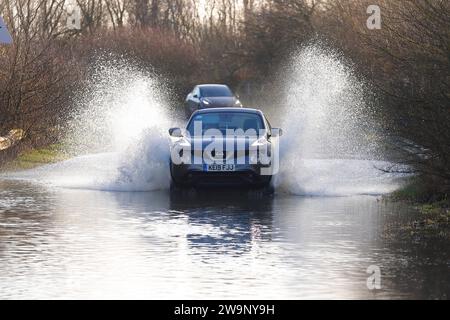 Ein Auto beim Trinken durch Hochwasser in Fairburn ings in North Yorkshire, Großbritannien Stockfoto