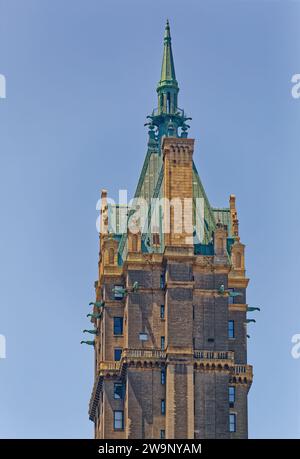 Kupferbeschichtetes Dach, Kuppel und geflügelte Wasserspeier krönt das Sherry-Netherland, ein Hotel aus dem Jahr 1927, das heute in erster Linie Eigentumswohnungen an der 781 Fifth Avenue beherbergt. Stockfoto