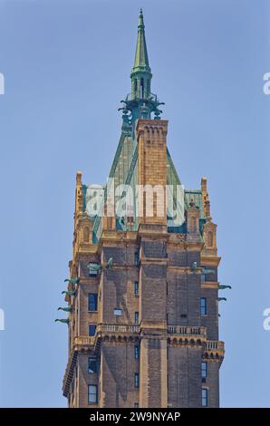 Kupferbeschichtetes Dach, Kuppel und geflügelte Wasserspeier krönt das Sherry-Netherland, ein Hotel aus dem Jahr 1927, das heute in erster Linie Eigentumswohnungen an der 781 Fifth Avenue beherbergt. Stockfoto