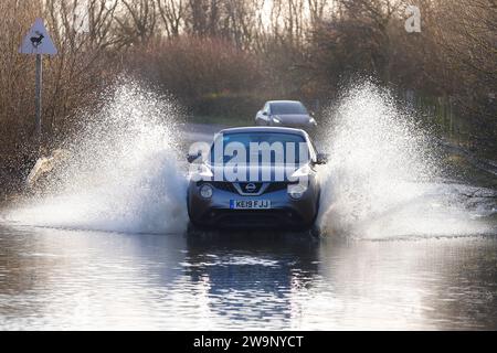 Ein Auto beim Trinken durch Hochwasser in Fairburn ings in North Yorkshire, Großbritannien Stockfoto