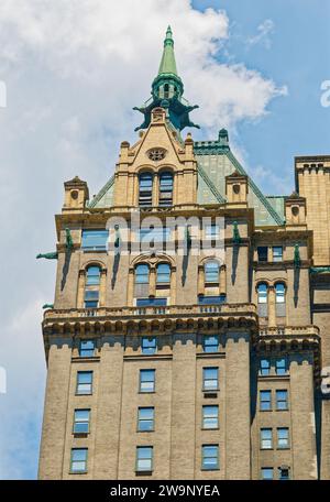 Kupferbeschichtetes Dach, Kuppel und geflügelte Wasserspeier krönt das Sherry-Netherland, ein Hotel aus dem Jahr 1927, das heute in erster Linie Eigentumswohnungen an der 781 Fifth Avenue beherbergt. Stockfoto