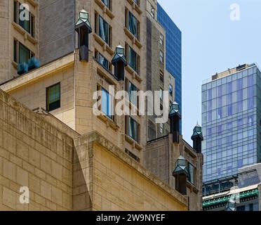 Moderne Laternen betonen die Rückschläge des von I.M. Pei entworfenen Four Seasons Hotel Tower an der 57 E 58th Street in Midtown Manhattan. Stockfoto