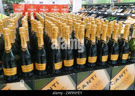 London, Großbritannien. Dezember 2023. In der Balham-Filiale von Sainsbury werden die Käufer mit einer großen Ausstellung an Prosecco-Flaschen präsentiert, sobald sie das Geschäft betreten, was die Leute dazu anspornt, sich für Silvester aufzufüllen. Quelle: Anna Watson/Alamy Live News Stockfoto