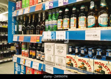 London, Großbritannien. Dezember 2023. In der Balham-Filiale von Sainsbury's gibt es eine Vielzahl an alkoholfreien Getränken, darunter Bier, Nosecco, Cider und Gin und Tonic-Substitute, die all jenen helfen, die Silvester nüchtern feiern wollen oder sich auf den trockenen Januar vorbereiten. Quelle: Anna Watson/Alamy Live News Stockfoto