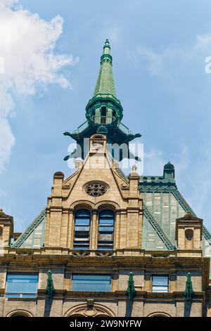 Kupferbeschichtetes Dach, Kuppel und geflügelte Wasserspeier krönt das Sherry-Netherland, ein Hotel aus dem Jahr 1927, das heute in erster Linie Eigentumswohnungen an der 781 Fifth Avenue beherbergt. Stockfoto