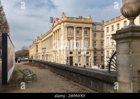 Paris, Frankreich, 2023. Blick auf die Säulenfassade des Hôtel de la Marine Place la Concorde vom Tuileriengarten aus Stockfoto