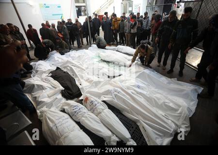 Rafah, Gaza. Dezember 2023. Palästinenser trauern um den Tod von Verwandten, die am Fraiday, 29. Dezember, bei israelischen Bombenanschlägen auf Huose in Rafah, im südlichen Gazastreifen, getötet wurden. 2023. nach Angaben des palästinensischen Gesundheitsministeriums sind mehr als 21300 Zivilisten, viele davon nichtkämpfende Frauen und Kinder, an den israelischen Angriffen gestorben. Foto: Ismael Mohamad/UPI Credit: UPI/Alamy Live News Stockfoto