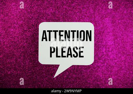 Achtung Bitte senden Sie eine Textnachricht in weißer Sprechblase von oben auf rosa Hintergrund Stockfoto