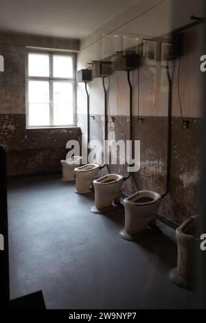 Unterbringung der Internierten einschließlich Schlafbereich und Toiletten in den Konzentrationslagern Auschwitz und Birkenau, Polen Stockfoto