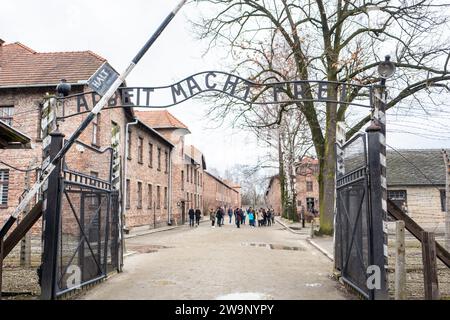 Das Motto über dem Tor zum Konzentrationslager Auschwitz: „Arbeit macht frei“. Stockfoto