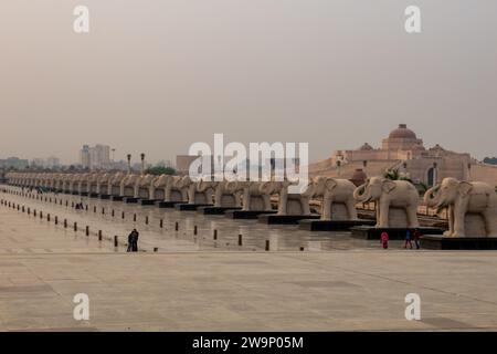 Elefantenstatuen Reihen sich im Dr. Babasaheb Ambedkar Memorial Park, Vipul Khand 2, Vipul Khand 3, Vipin Khand, Gomti Nagar, Lucknow, Uttar Pradesh 226010, I Stockfoto