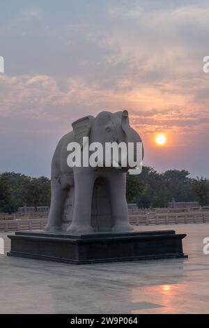 Elefantenstatue bei Sonnenuntergang im Dr. Babasaheb Ambedkar Memorial Park, Vipul Khand 2, Vipul Khand 3, Vipin Khand, Gomti Nagar, Lucknow, Uttar Pradesh Stockfoto
