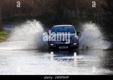 Ein Auto beim Trinken durch Hochwasser in Fairburn ings in North Yorkshire, Großbritannien Stockfoto