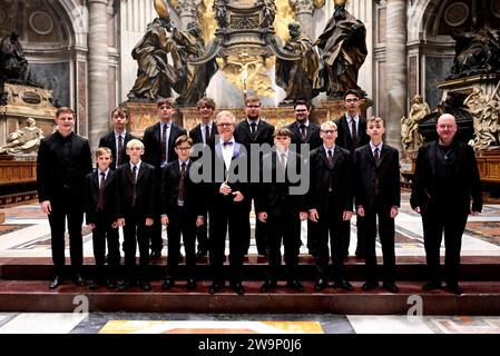 Knabenchor Hösel – die Rheinischen Sängerknaben, Johannes Krahl, Heiko Reissig und Chordirektor Toralf Hildebrandt bei der musikalischen Begleitung de Stockfoto