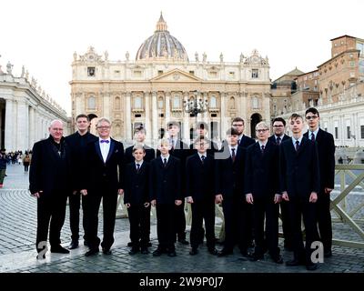 Knabenchor Hösel – die Rheinischen Sängerknaben, Organist Johannes Krahl, Tenor Heiko Reissig und Chordirektor Toralf Hildebrandt bei der Ankunft der Stockfoto