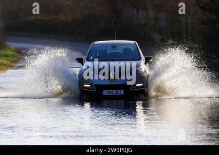 Ein Auto beim Trinken durch Hochwasser in Fairburn ings in North Yorkshire, Großbritannien Stockfoto