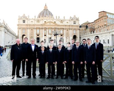 Knabenchor Hösel – die Rheinischen Sängerknaben, Organist Johannes Krahl, Tenor Heiko Reissig und Chordirektor Toralf Hildebrandt bei der Ankunft der Stockfoto