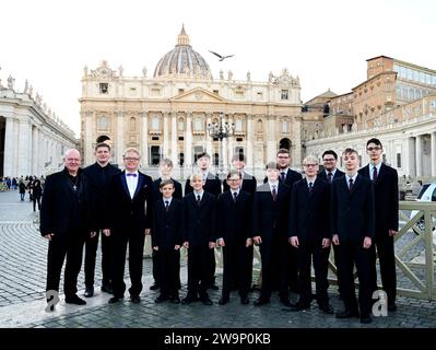 Knabenchor Hösel – die Rheinischen Sängerknaben, Organist Johannes Krahl, Tenor Heiko Reissig und Chordirektor Toralf Hildebrandt bei der Ankunft der Stockfoto