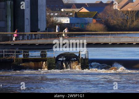 Der Fluss Aire bei Queens Mill in Castleford bei Hochwasser Stockfoto