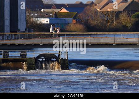 Der Fluss Aire bei Queens Mill in Castleford bei Hochwasser Stockfoto