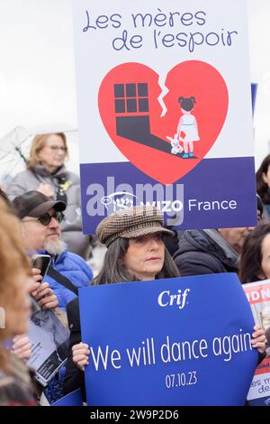 Nouveau rassemblement au Trocadéro, des mères de l'espoir organisé par WIZO france et le CRIF pour demander la libération de tous les otages du hamas Stockfoto